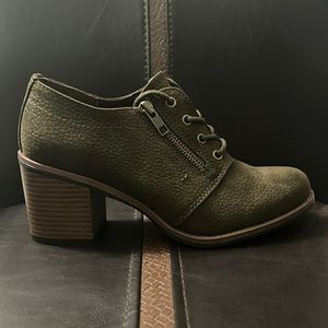 White Mountain Brand New Never Worn Oxford heel style shoe Olive Green